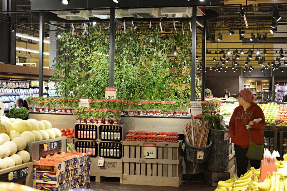 Price Chopper's hydroponic display, automated by motorleaf